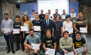 Bilbao 22-06-2017  83 alumnos y alumnas de la primera promoción de los Programas de Especialización han recogido en Bilbao sus Certificados Los Programas de Especialización son diseñados basados en las necesidades de los sectores productivos Buscan mejorar la empleabilidad del alumnado y la competitividad del tejido productivo vasco La consejera de Educación, Cristina Uriarte, junto con el viceconsejero de Formación Profesional, Jorge Arévalo, ha entregado esta mañana los Certificados de Especialización a los 83 alumnos y alumnas de Formación Profesional que han formado parte de la primera promoción de los Programas de FP Dual con Especialización, puestos en marcha por el Departamento de Educación con el curso 2014-2015 /// Espezializazio Programen lehen promozioko 83 ikasleek jaso dituzte ziurtagiriak Bilbon Espezializazio Programak ekoizpen-sektoreen beharrak aintzat hartuta diseinatzen dira Ikasleen enplegagarritasuna eta Euskadiko ehun produktiboaren lehiakortasuna hobetzea dute helburu Cristina Uriarte Hezkuntza sailburuak, Jorge Arevalo Lanbide Heziketako sailburuordea lagun zuela, Espezializazio Ziurtagiriak banatu dizkie gaur goizez Bilbon, Lanbide Heziketa Dualeko Espezializazio Programetan parte hartu duten lehen promozioko 83 ikasleei. Espezializazio Programa hauek 2014-2015 ikasturtean jarri zituen abian Hezkuntza Sailak ©MITXI CCBY