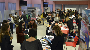 Más de 400 estudiantes aclaran su futuro en la V Feria Universitaria de Somorrotro