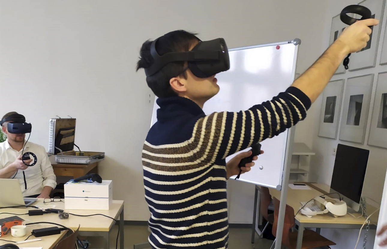 Virtual Reality (VR) for learning