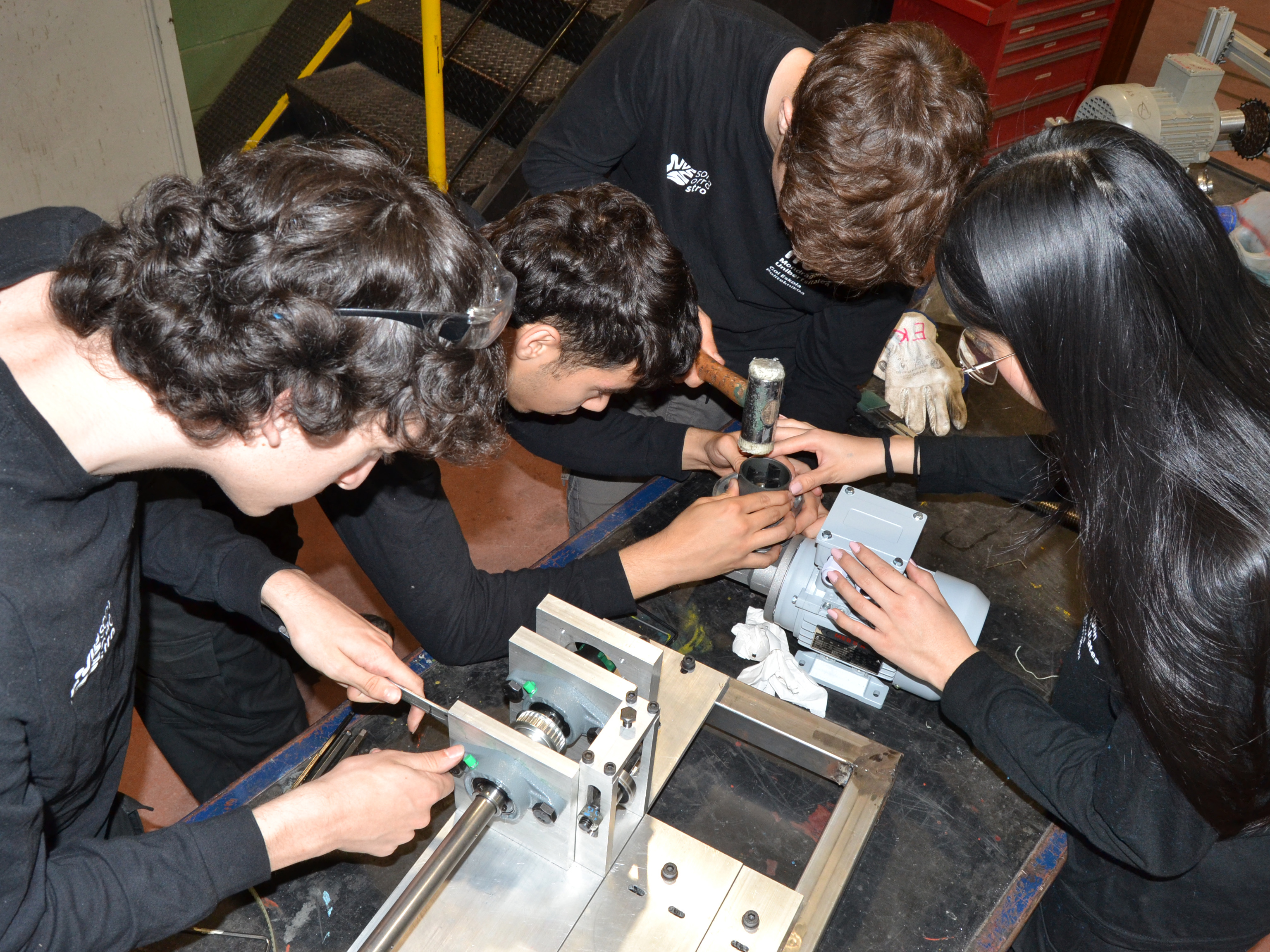 Students from the Mondragon Unibertsitatea Degree in Mechatronics Engineering develop a machine for manufacturing springs in our Centre’s laboratories