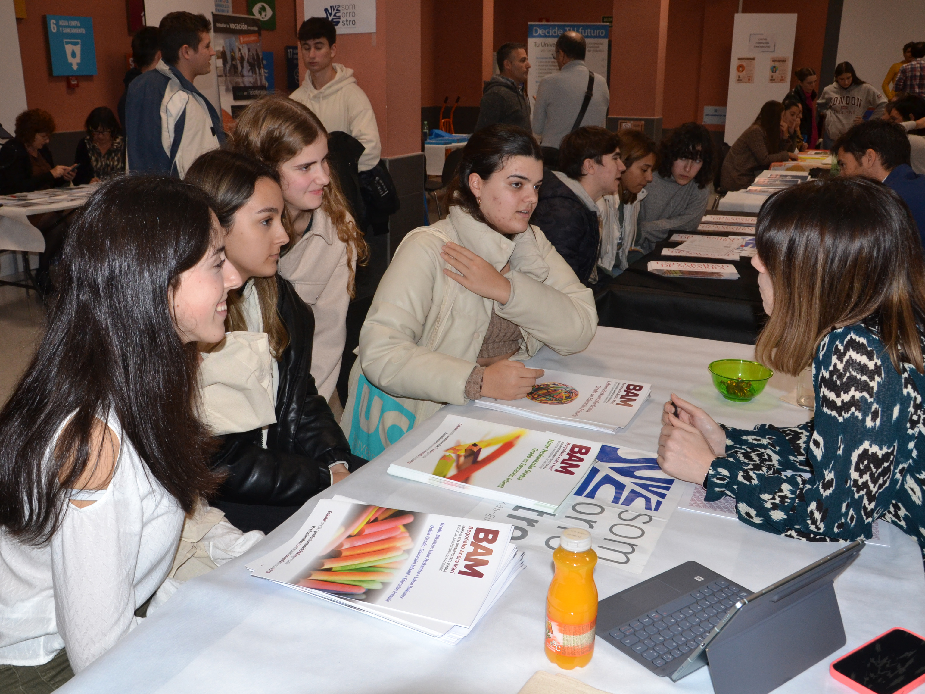 Descubriendo oportunidades: éxito en la feria de orientación universitaria