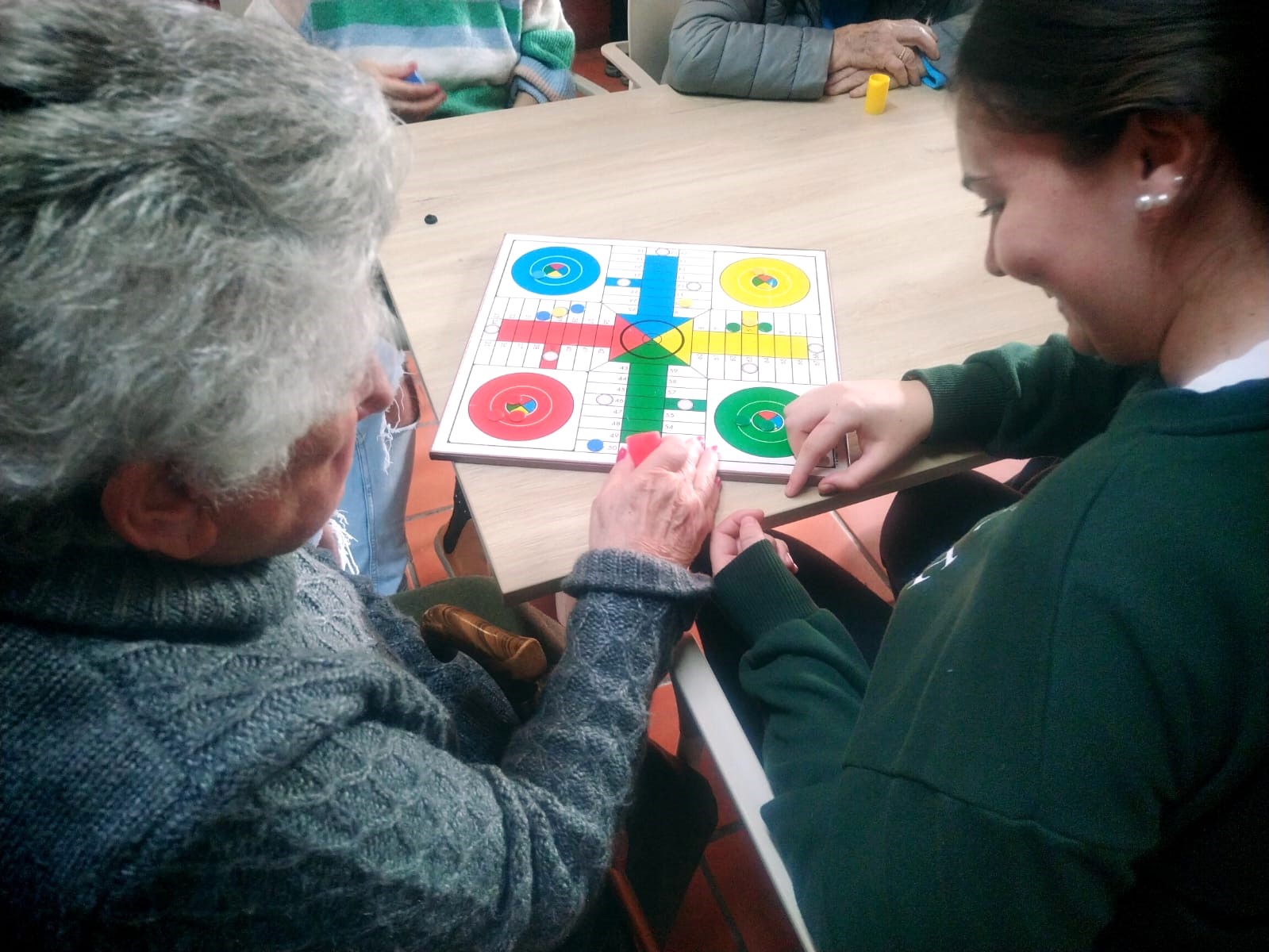 Juventud y experiencia se unen en una jornada de diversión y diálogo en Muskiz